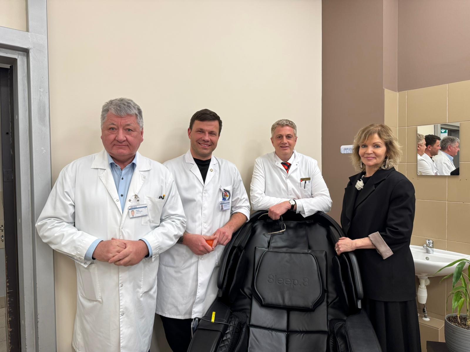 Austrumu slimnīca no Afonda dāvinājumā saņem trīs modernus relaksācijas krēslus mediķu labbūtības veicināšanai